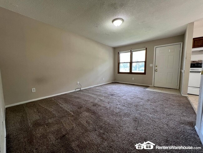 912 E Railroad Ave, Des Moines, IA 50309 - photo 2