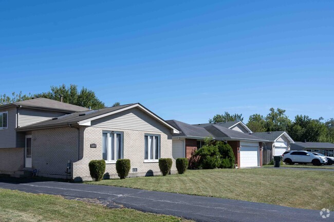 The Country Aire area has elegant and appealing homes located in its quiet neighborhoods.
