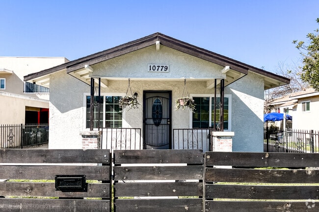 Single-family homes in Lynwood have a variation of yard styles.