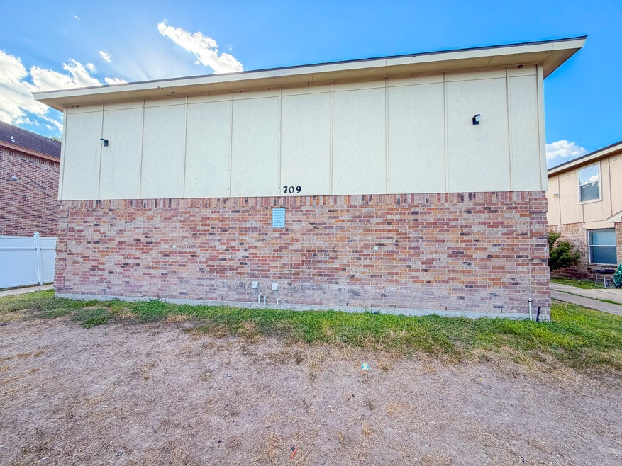 709 Sonesta Dr unit D, Harlingen, TX 78550 - photo 1