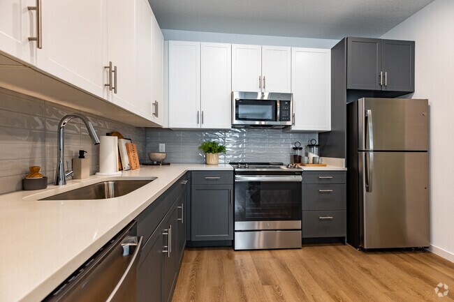 1 BR, 1 BA - 727 SF