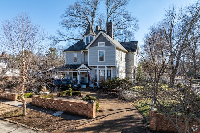 Beautiful Queen Anne style homes can be found near Maryville College.