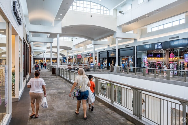 Lakeline Mall is a huge indoor shopping center with many options in Cedar Park Ranchettes.