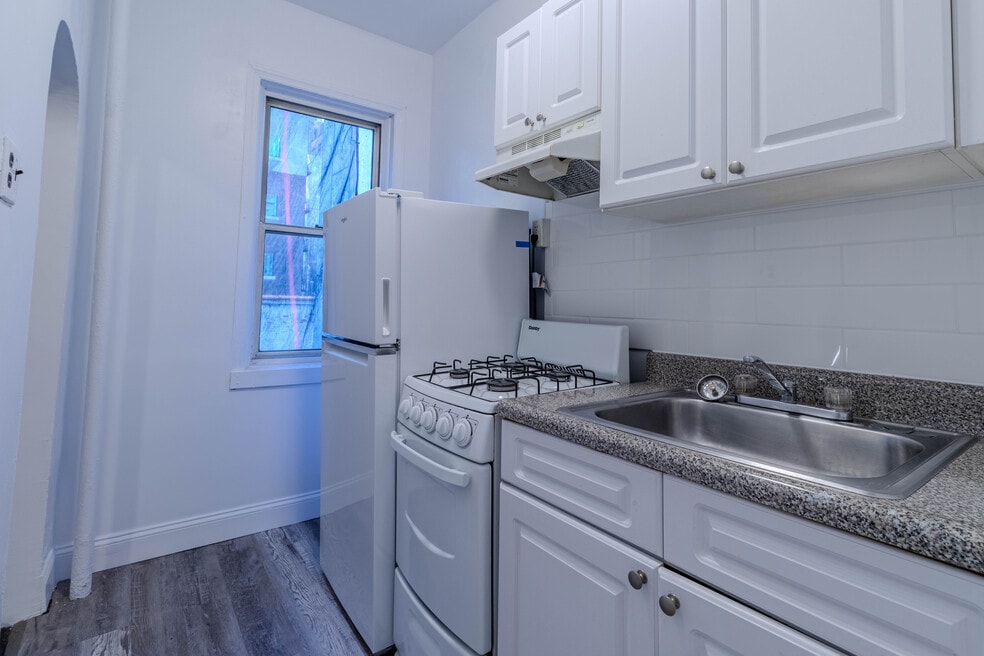 323 E 50th St unit 1, New York, NY 10022 - photo 1