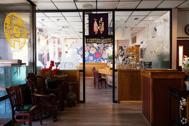 Li's Restaurant is a Chinese and Japanese specify spot to enjoy.