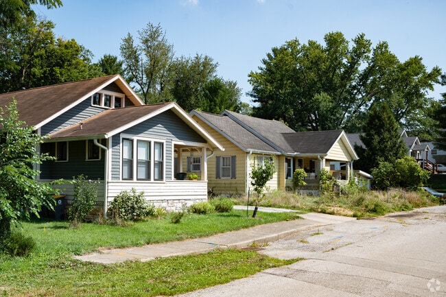 Sidewalks and wide streets are typical of those found in Barclay Gardens.