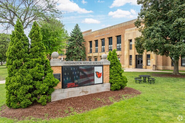 Washington Middle School in Green Bay, WI scores an overall C rating according to Niche.