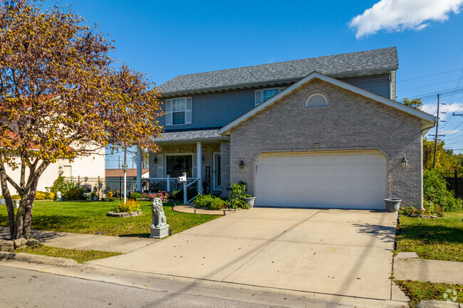 Venice’s farmhouse-style homes often feature large, open kitchens, great for family gatherings.