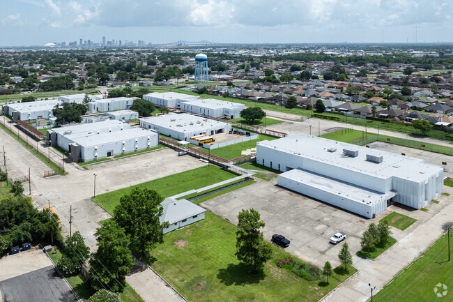 John Ehret High School has an enrollment of approximatley 1,615 students.