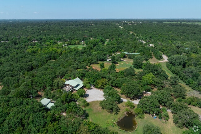 The houses in Franklin-Denver are hidden in the lush landscape.
