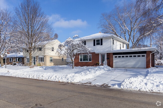 Midcentury colonial‑style homes are common around Glen Port.