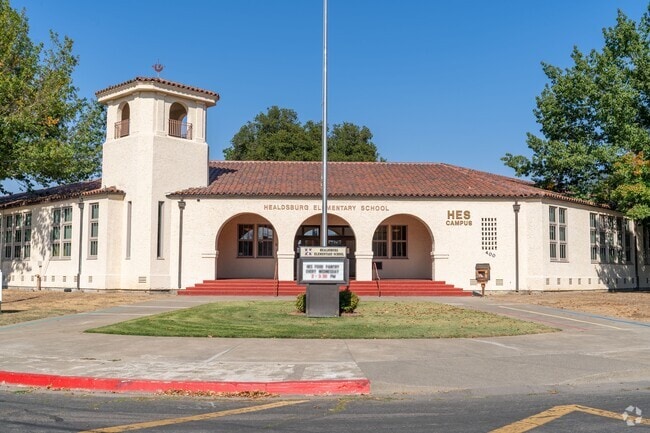 Healdsburg Elementary School serves students in the Healdsburg community.