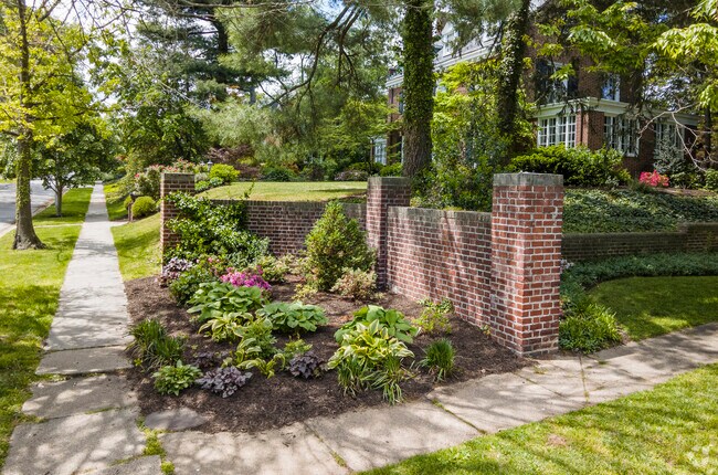 Enjoy walk through the lovely, landscaped streets of Keswick Baltimore.