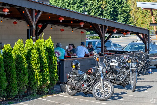 Enjoy steaks and burgers at Woodinville Cut Shop near Brickyard Road-Queensgate.