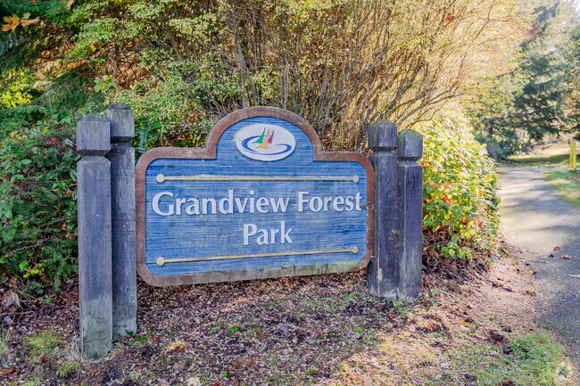 Multiple entrances lead to Grandview Forest Park’s wooded trails.