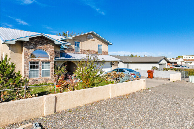 Homes around Bernalillo/Algodones can be found in many different styles.