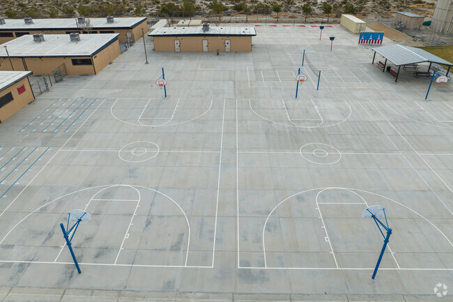 The courses at El Mirage School encourage critical thinking and creativity.