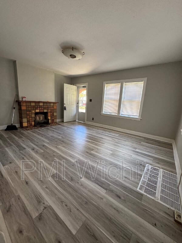 717 S Green St, Wichita, KS 67211 - photo 4