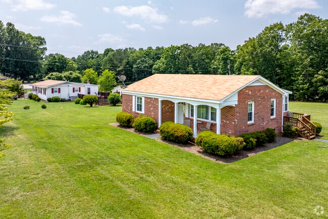 Ranch homes with large lots are common in the Dillwyn area.