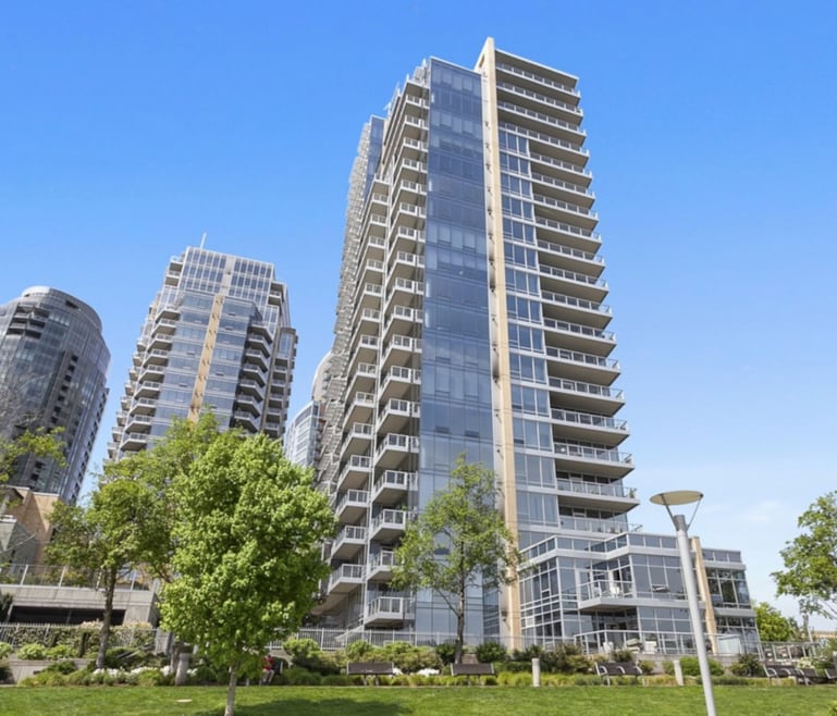 Spacious, open-concept 1-bedroom 16th floo...