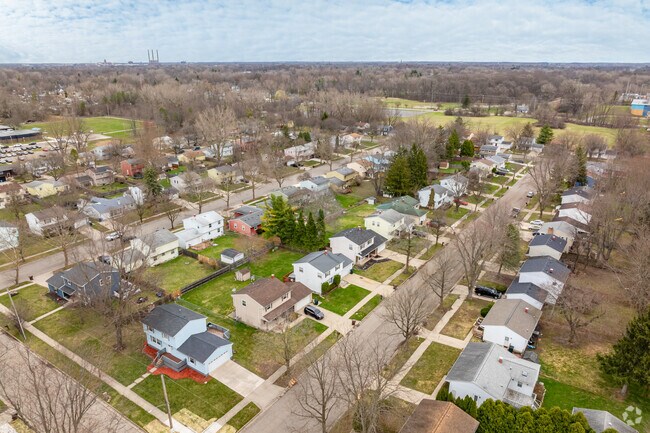 Wexford Heights is a compact grid of homes with a nearby park, school, and commercial area.