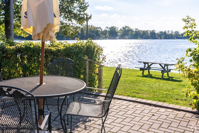 RJ's Eatery has ample seating overlooking Sand Lake in Venetian Village.