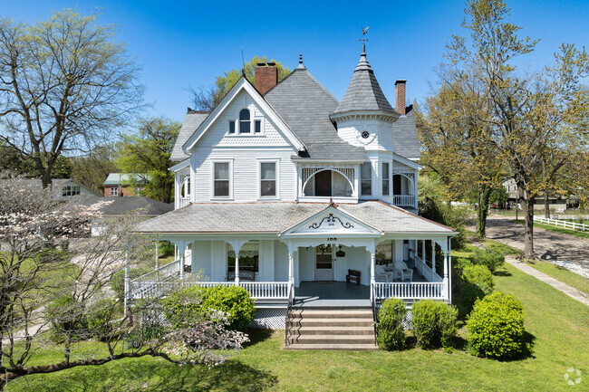 Discover timeless charm in Sikeston’s beautifully preserved Victorian homes.