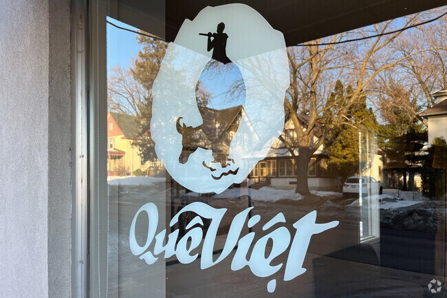 Que Viet Village House offers Chinese and Vietnamese food to Windom Park.