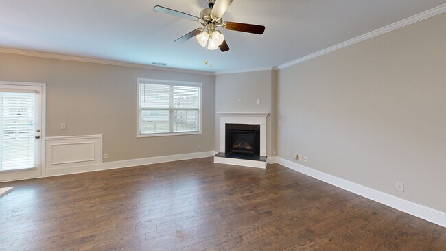 6527 Crosscreek Ln, Flowery Branch, GA 30542 - photo 2