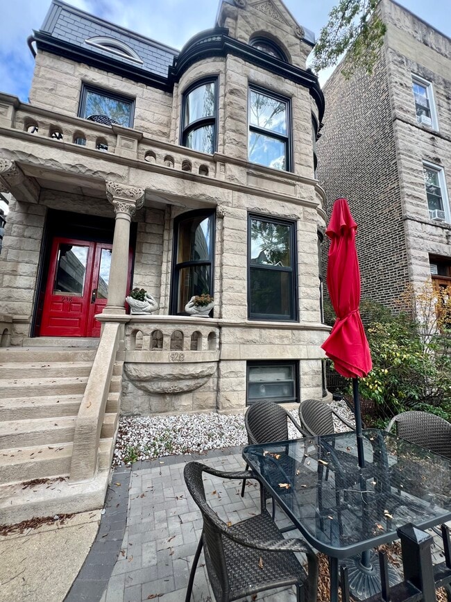 938 W Newport Ave, Chicago, IL 60657