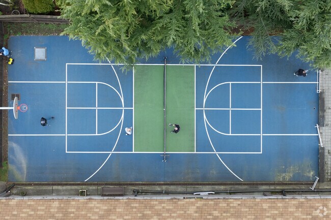 The Mercer Island Country Club features both indoor and outdoor athletic facilities.