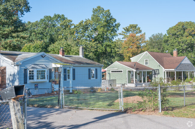 Rows of ranch-style homes can be found throughout Harrubs Corner.