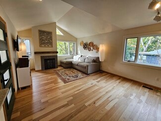 808 Jones Dr, Ann Arbor, MI 48105