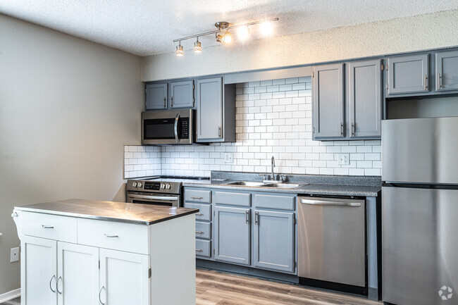 2BR, 2BA - 800SF