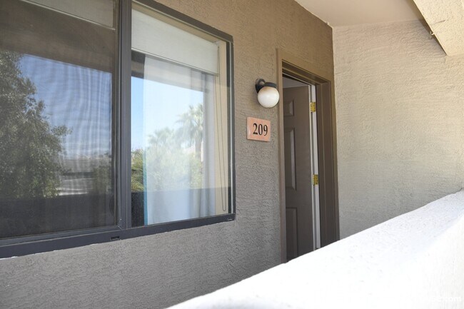 3301 E Earll Dr unit 209, Phoenix, AZ 85018 - photo 2