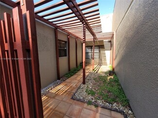 1091 N Hiatus Rd, Pembroke Pines, FL 33026