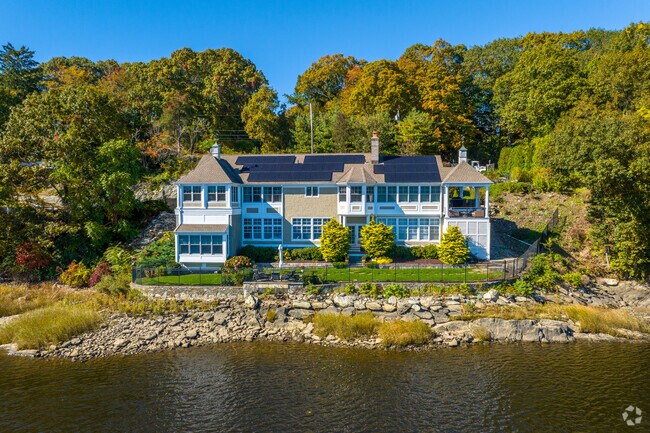 Large homes in Stratford are built right on the shoreline for stunning views.