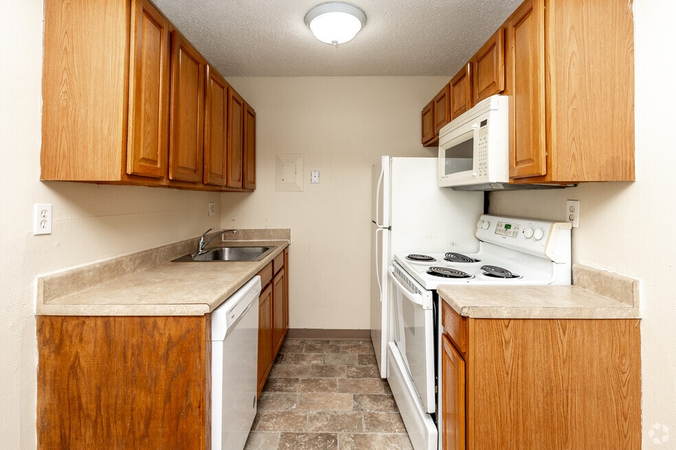 1/2 OFF 1ST MONTHS RENT!!! APPLY TODAY CHAD ESTATES, Des Moines, IA 50322 - photo 1