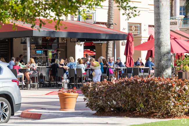 Many restaurants will welcome you in downtown Boca Raton.