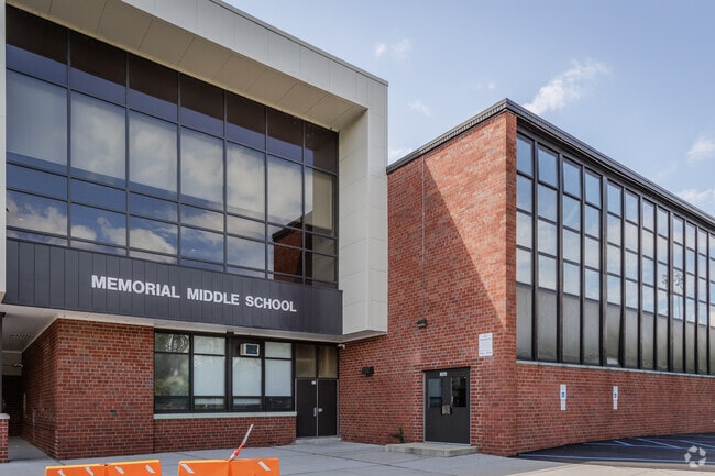 Memorial Middle School has a student-teacher ratio of 9 to 1.