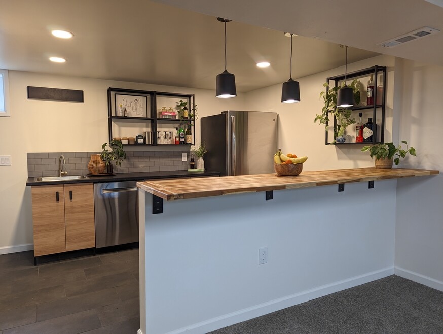 Full Kitchen w/ new appliances