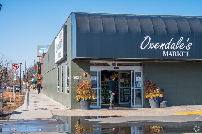 Keewaydin residents can shop at Oxendale's Market.