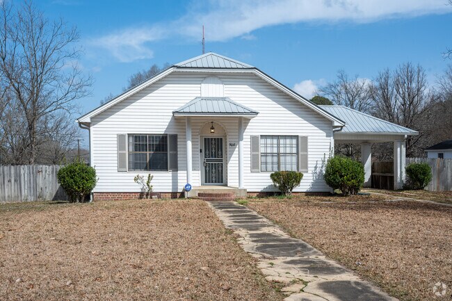 Most homes in Booneville were constructed between the mid-to-late 20th century.