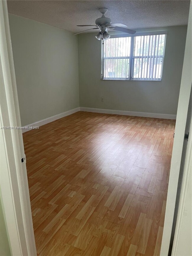 8363 Lake Dr Unit 204, Doral, FL 33166