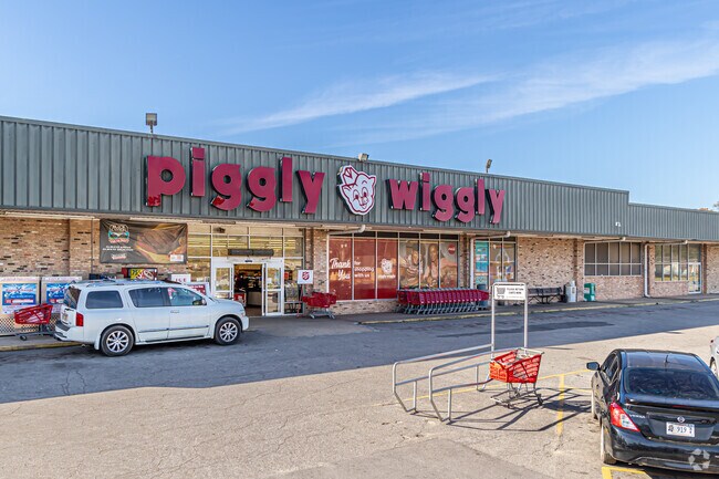 Piggly Wiggly is a great option for groceries in Moss Point.