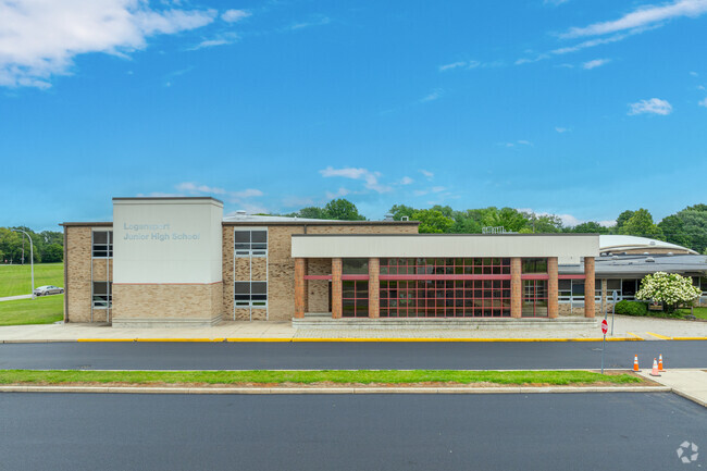 Logansport Junior High School receives an overall Niche grade of C+.