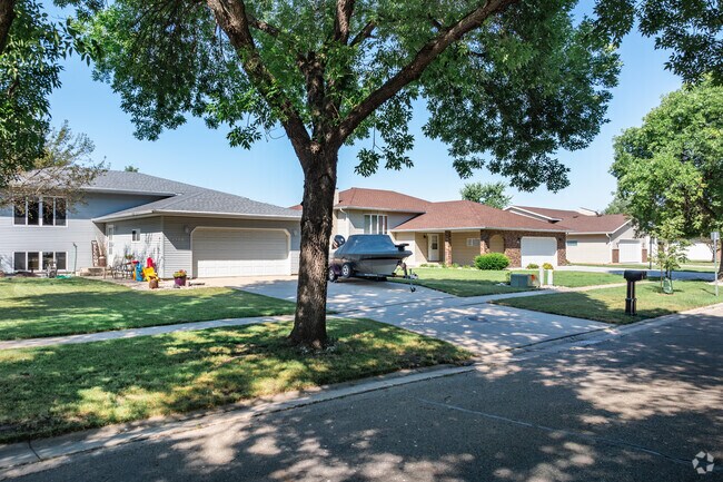 Bi-levels homes in Tintes are great for larger families requiring more space.