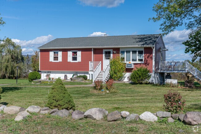 Raised ranch-style homes from the 20th century are available in Shawangunk.