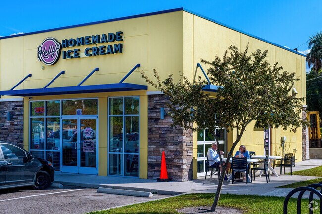 A couple savors ice cream just minutes from Geneva.