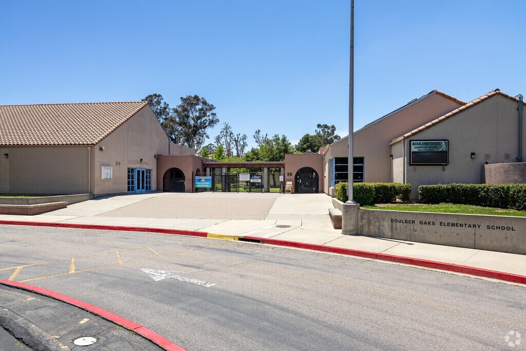 An entrance view of Boulder Oaks Elementary School in Alpine
